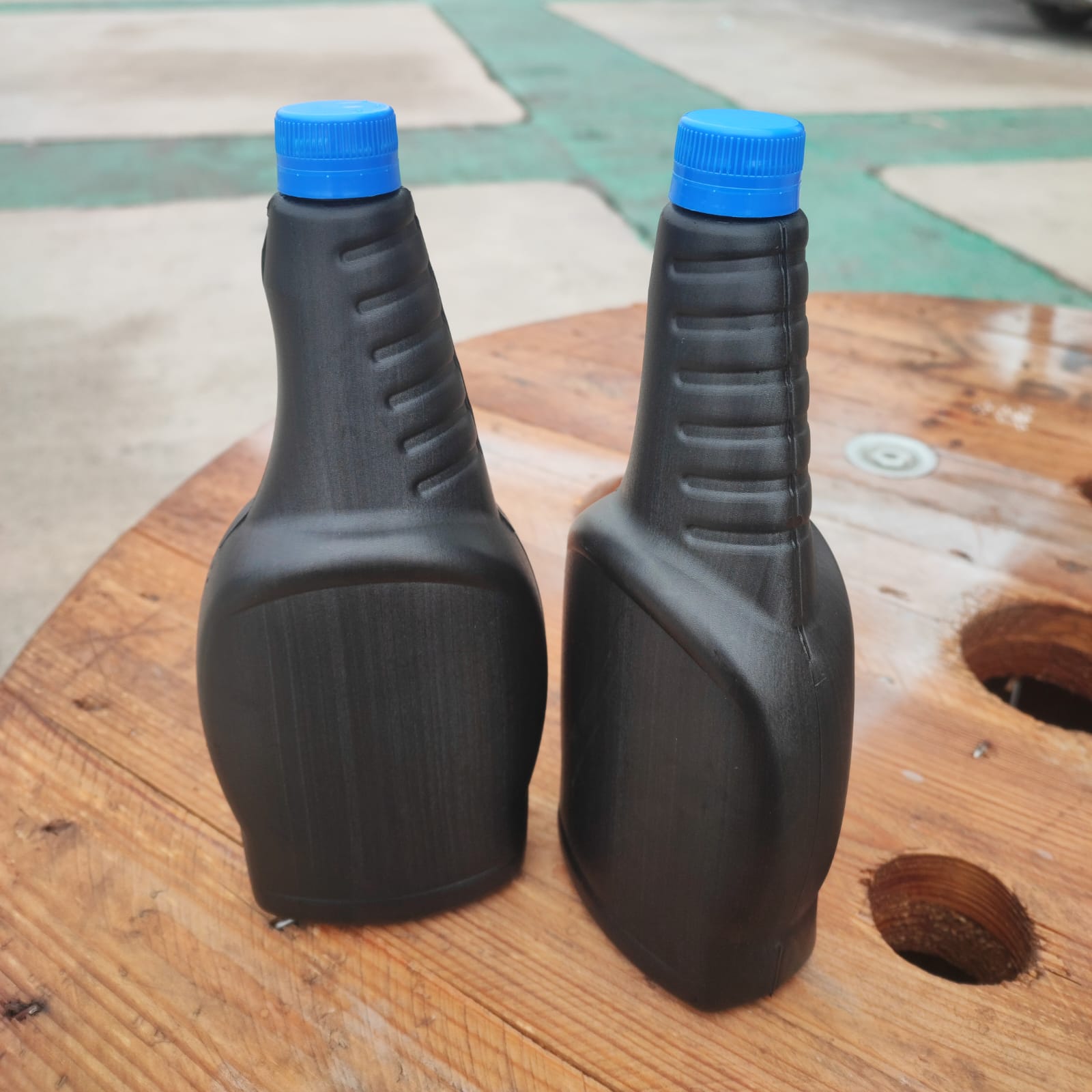 750 Cc Yassı Siyah Polietilen Şişe - Mavi Kilitli Contalı Kapaklı - 750 Ml Boş Cam Sil Şişesi - Yassı Camsil Şişesi (Kimyasala Dayanıklı)