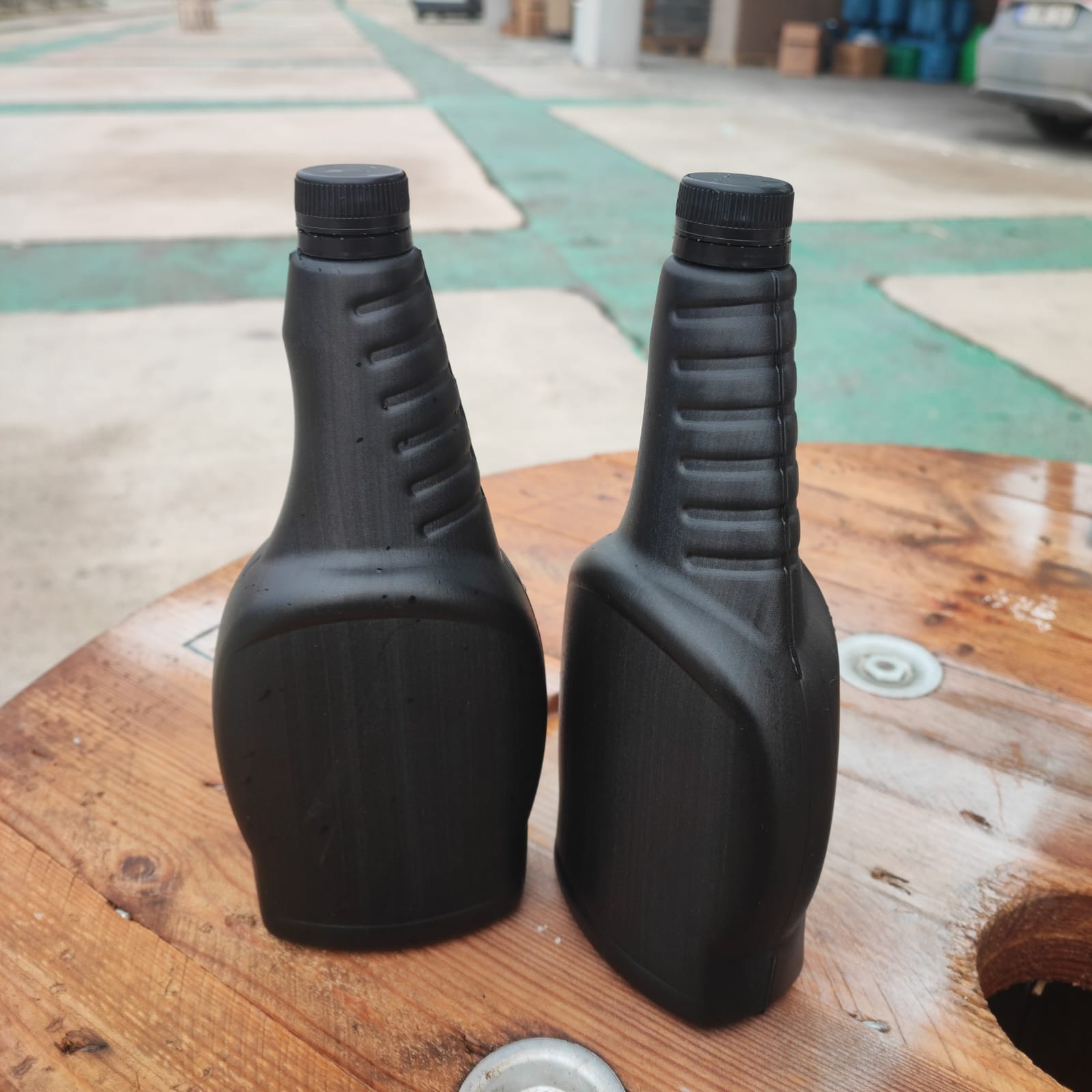 750 Cc Yassı Siyah Polietilen Şişe - Siyah Kilitli Contalı Kapaklı - 750 Ml Boş Cam Sil Şişesi - Yassı Camsil Şişesi (Kimyasala Dayanıklı)