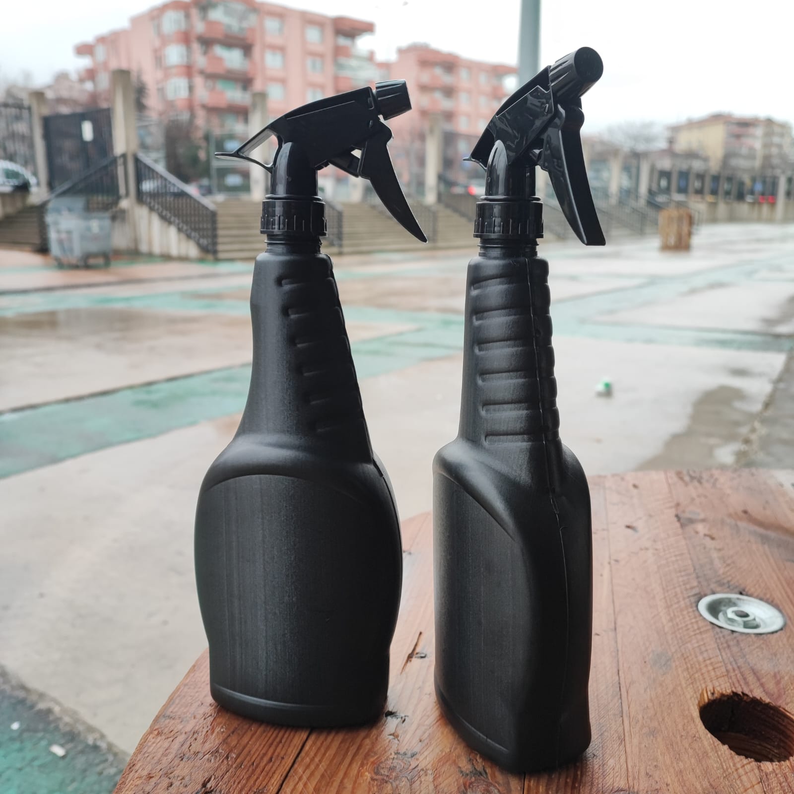 750 Cc Yassı Siyah Polietilen Şişe - Siyah Triger Dozaj Spreyli - 750 Ml Boş Cam Sil Şişesi - Yassı Camsil Şişesi (Kimyasala Dayanıklı)