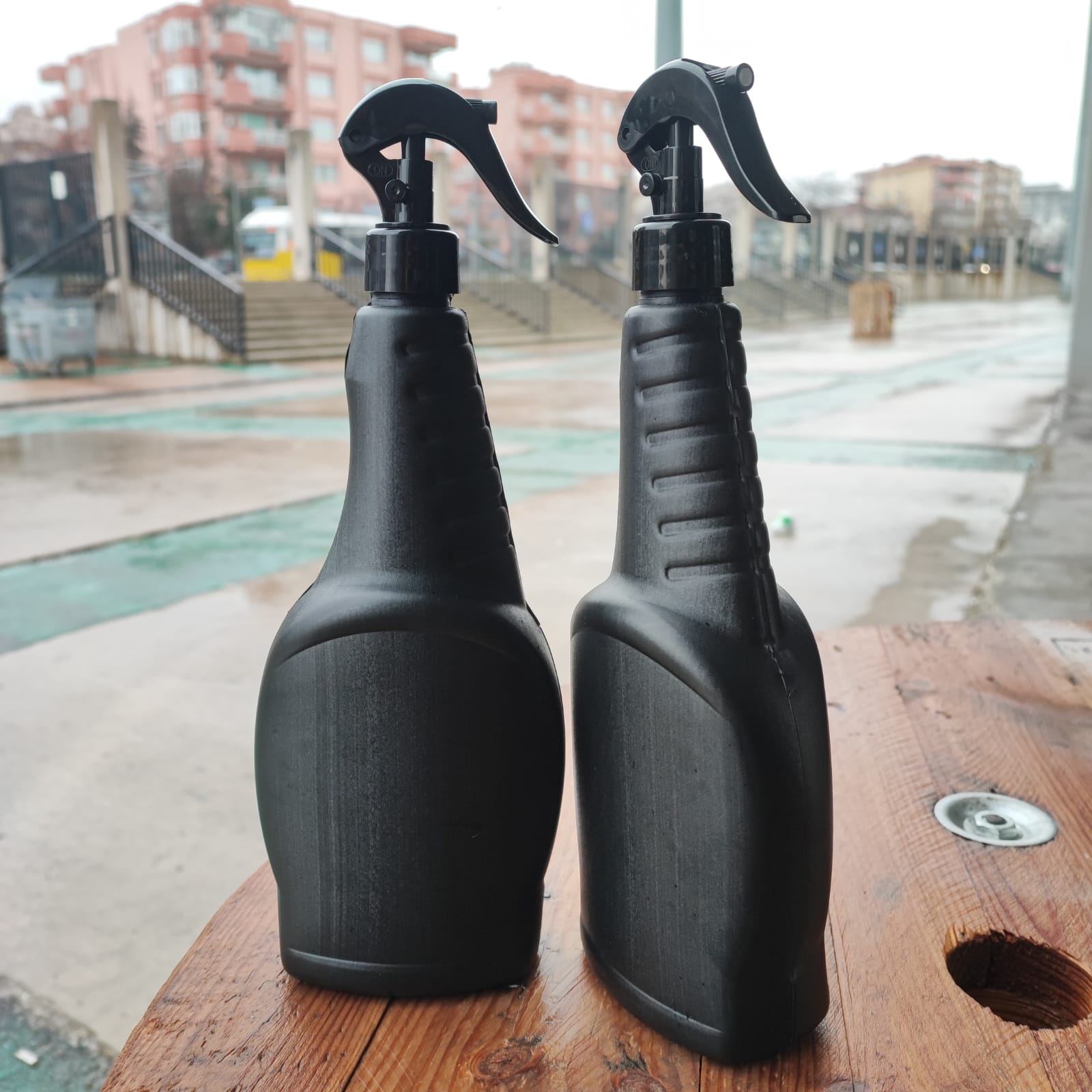 750 Cc Yassı Siyah Polietilen Şişe - Siyah Triger Spreyli (Duman Şeklinde Püskürtür) - 750 Ml Boş Cam Sil Şişesi - Yassı Camsil Şişesi (Kimyasala Dayanıklı)