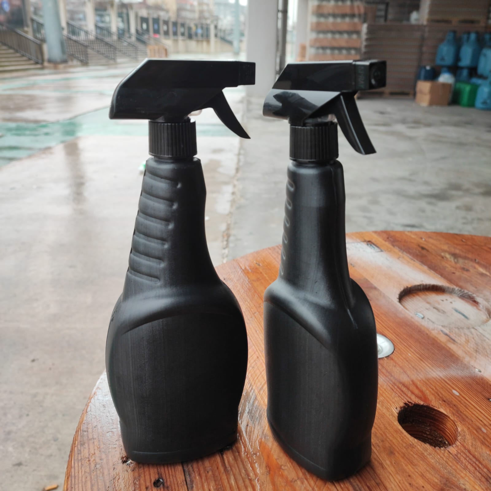 750 Cc Yassı Siyah Polietilen Şişe - Siyah Triger Tetik Spreyli - 750 Ml Boş Cam Sil Şişesi - Yassı Camsil Şişesi (Kimyasala Dayanıklı)