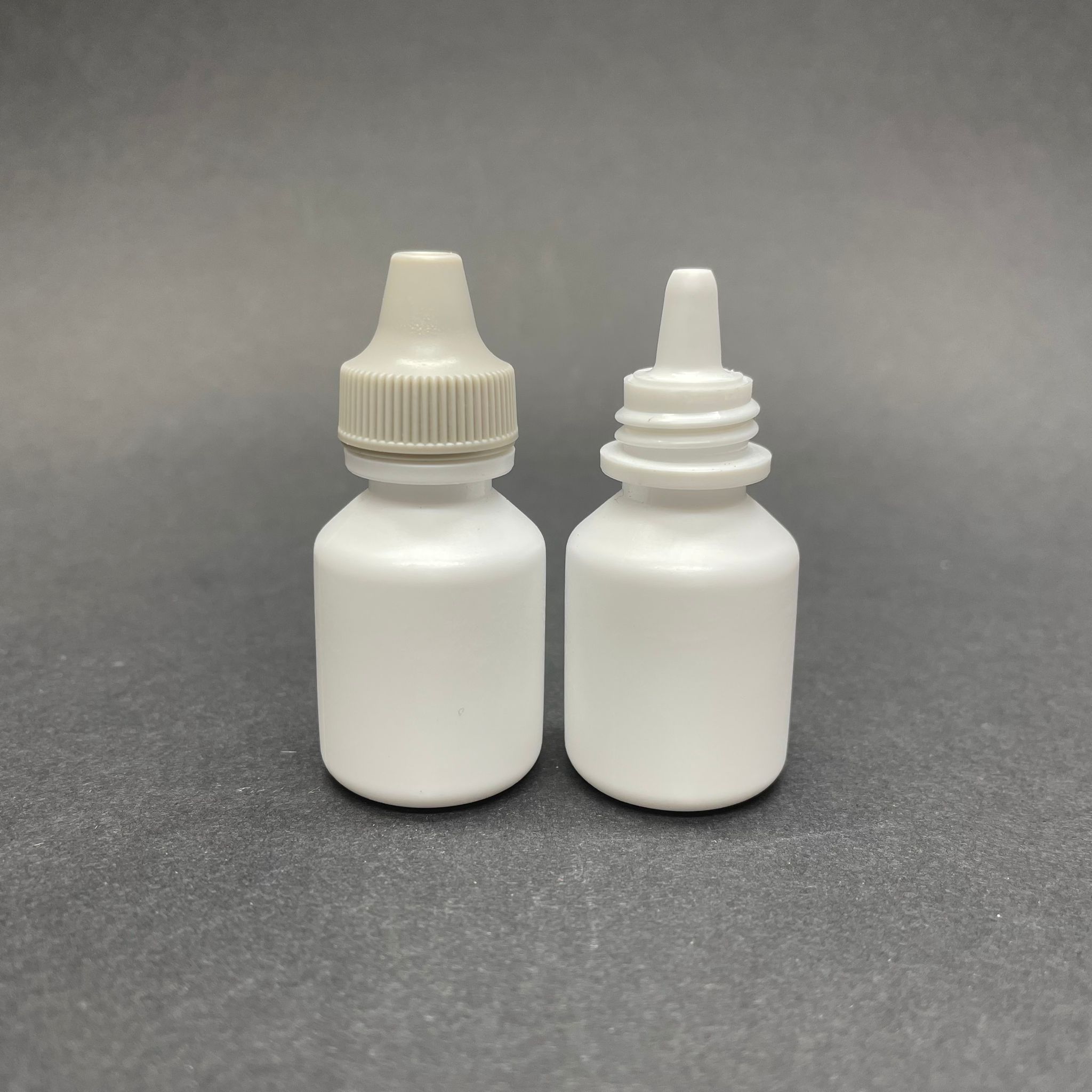 7500 Adet Steril Göz Damlası Şişesi (Beyaz Şişe+Gri Kapak+Tıpa) - 5 Ml Steril Göz Damlası Şişesi (Altında 5 Ml Yazar Silme 12 Ml Alır)  - 5 Cc Göz Damlası Şişe - Kapalı Steril Ambalajlı