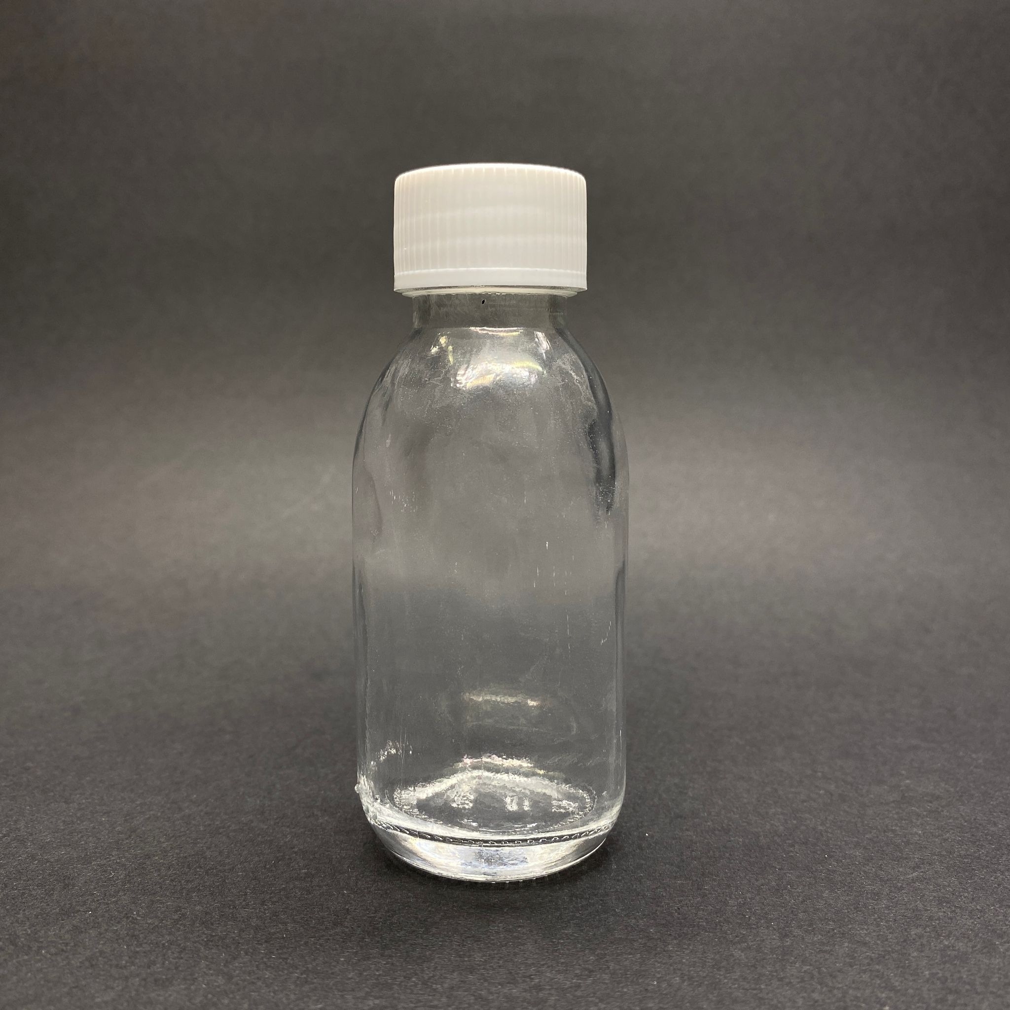 90 Cc Geniş Ağızlı Şeffaf Cam Şişe - Beyaz Kapaklı (28 Ağız) - 90 Ml Cam Şişe - Mikroplardan Korunması İçin İlaçlanmıştır, Suya Tutunca Şeffaf Rengi Alır