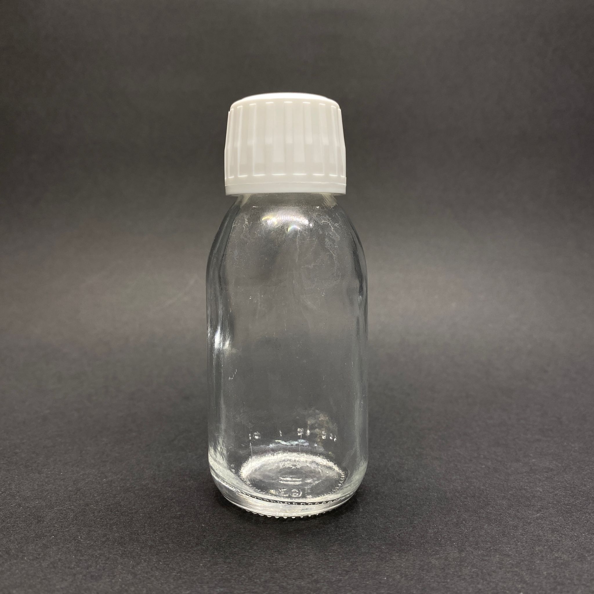 90 Cc Geniş Ağızlı Şeffaf Cam Şişe - Beyaz Kilitli Kapaklı (28 Ağız) - 90 Ml Cam Şişe - Mikroplardan Korunması İçin İlaçlanmıştır, Suya Tutunca Şeffaf Rengi Alır