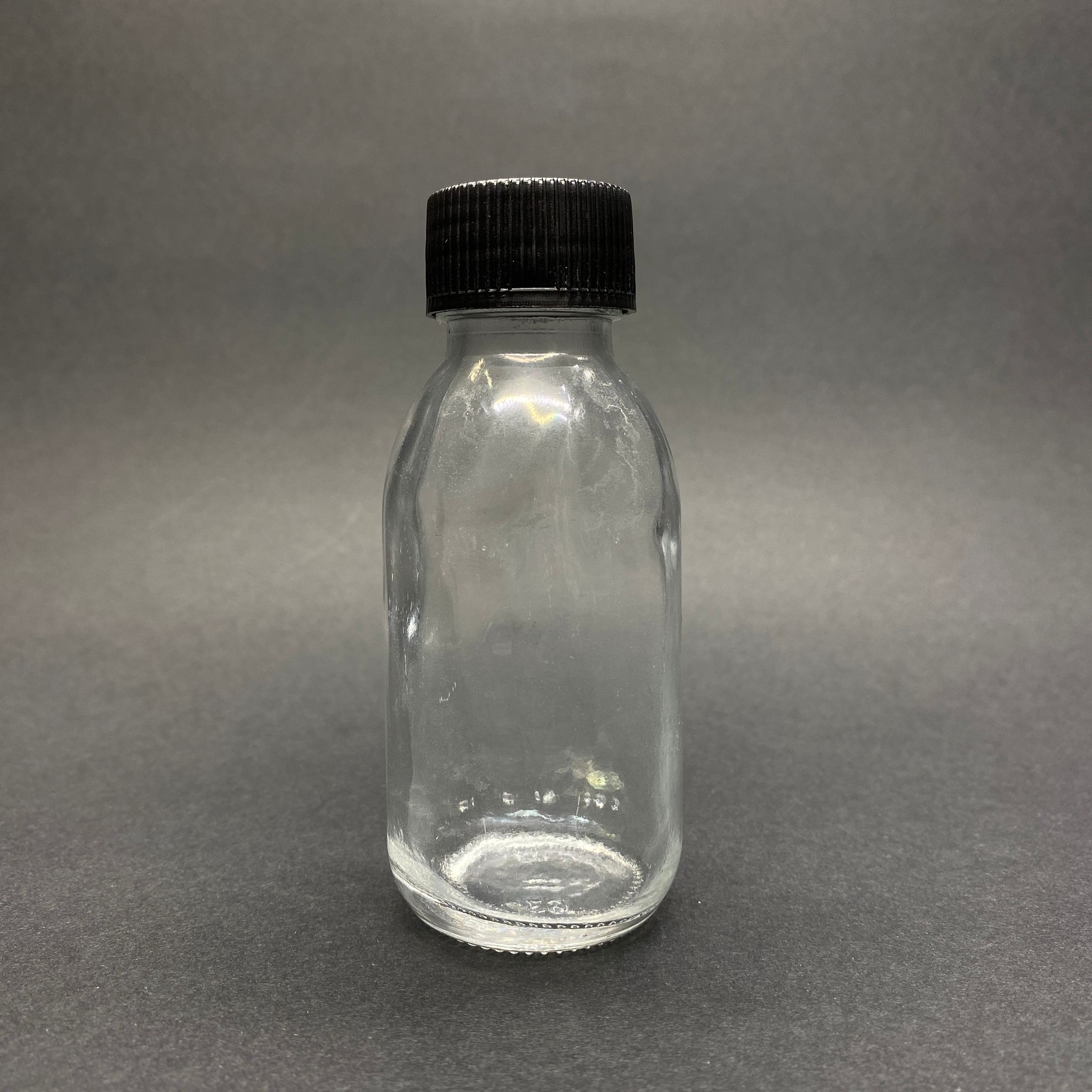 90 Cc Geniş Ağızlı Şeffaf Cam Şişe - Siyah Kapaklı (28 Ağız) - 90 Ml Cam Şişe - Mikroplardan Korunması İçin İlaçlanmıştır, Suya Tutunca Şeffaf Rengi Alır