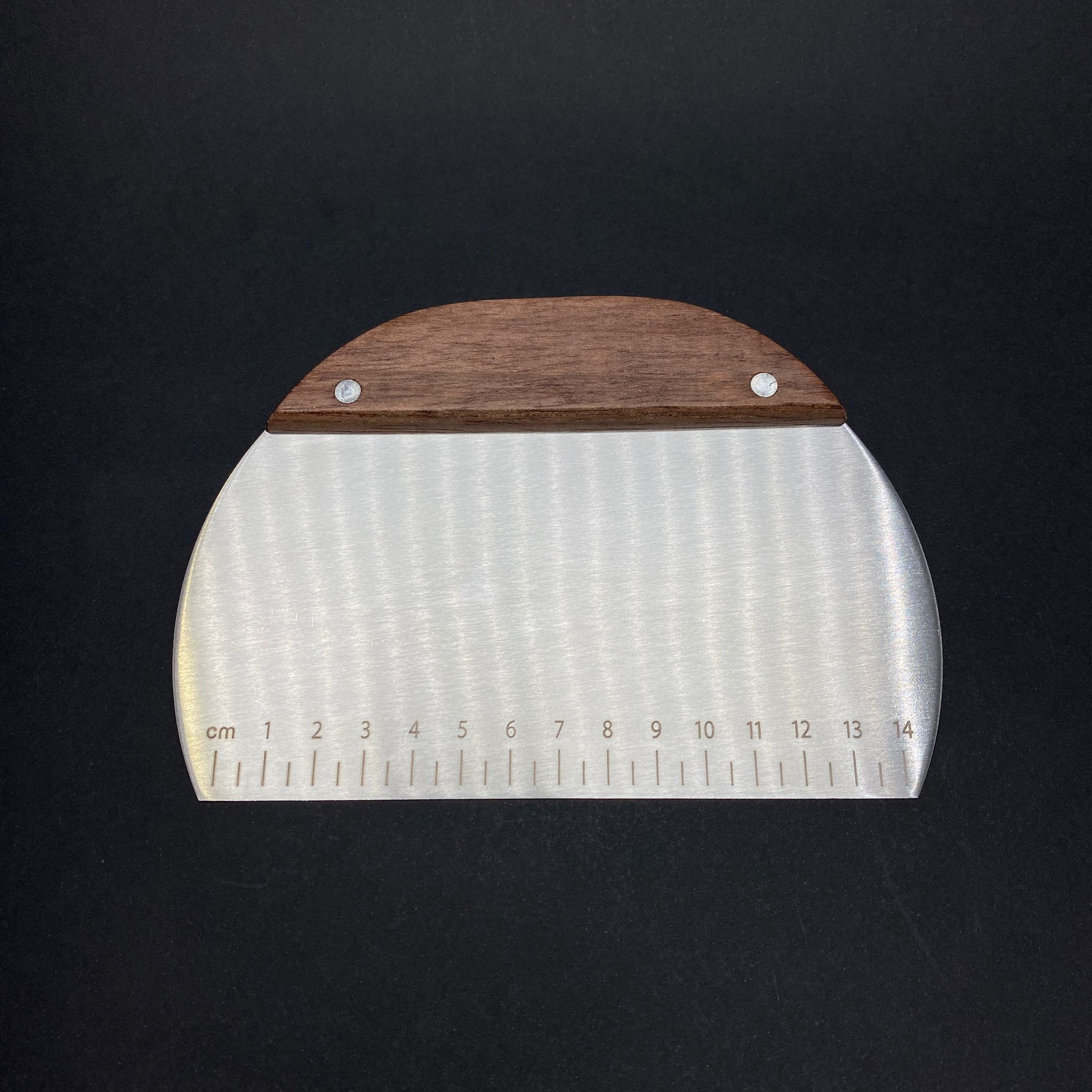 Spatula -Çelik (Ahşep Saplı) - Hamur Kesici -Düz - Hamur Kazıyıcı - Ölçülü 14 Cm - Pasta Ve Pastacılık İçin Çelik Şekillendirici Ve Hamur Porsiyonlayıcı